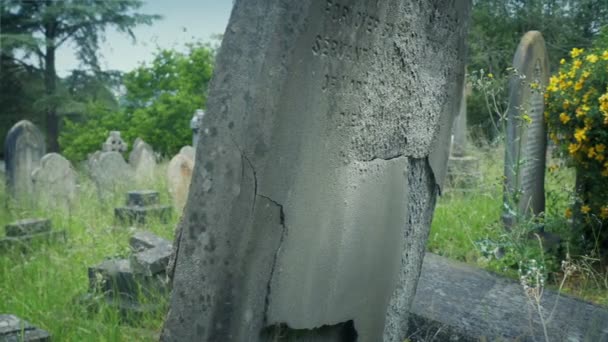 Vorbei Verfallenden Alten Grabstein Auf Dem Friedhof — Stockvideo