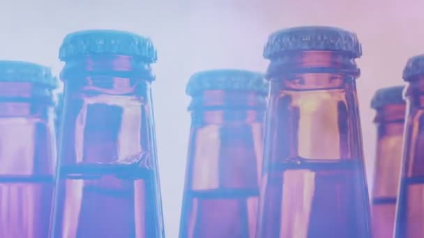 Bouteilles Bière Tournant Fumée Lumières Colorées — Video