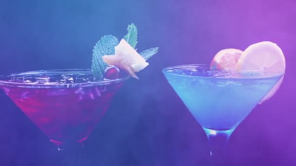 Boissons Cocktail Passant Dans Smoky Club — Video