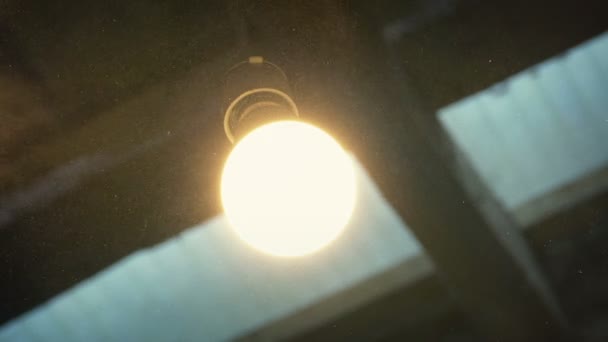 Ampoule Allumée Éteinte Dans Vieux Hangar Poussiéreux — Video