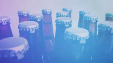 Bira şişeleri parti sırasında duman ve ışıklarla hizalandı.