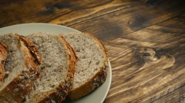 Tahta masadaki dilimlenmiş ekmek tabağı