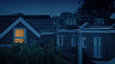 Akşam Karanlığı 'nda Evde Işık Açtı