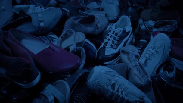 Pilha Sapatos Escuro Misturado Brandless Genéricos — Vídeo de Stock