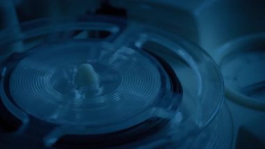 Karanlık Oda 'daki Makinede Döngülü Çekim Makaraları