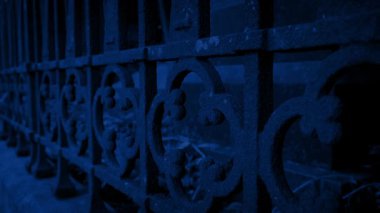 Geceleyin Mezarlıktaki Paslı Eski Demiryolları