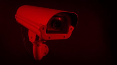 Kapalı devre kamera kırmızı güvenlik ışığı tesiste.