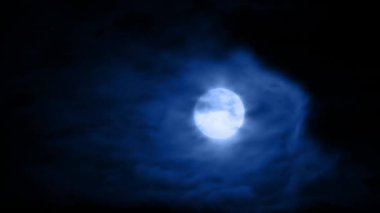 Gecenin geç saatlerinde Dolunayın Üzerinde