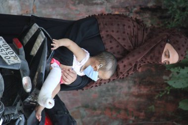 Dehradun, Uttarakhand / Hindistan - Ağustos 01: 20: Zavallı Hintli kadınlar, salgın koronavirüs covid-19 nedeniyle maske takıyorlar.
