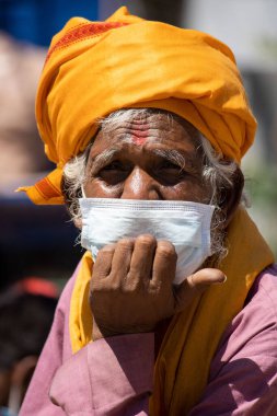 Dehradun, Uttarakhand / Hindistan - Ağustos 01: 20: Kendini korumak ve salgın koronavirüs covid-19 'a karşı savaşmak için maske takan yaşlı keşiş kadın. 