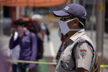 Dehradun, Uttarakhand / Hindistan - Ağustos 01: 20: Polis iş başında, insanlar pandemik koronavirüs covid-19 nedeniyle maske takıyor.