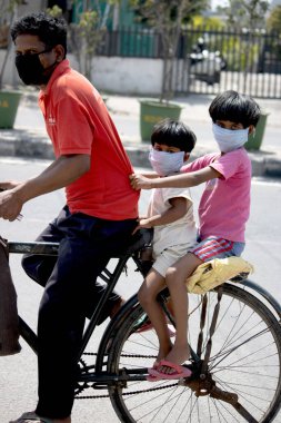 Dehradun, Uttarakhand / İndia - Ağustos 01 2020: Maske takan iki çocuklu fakir Hintli. Anlaşıldı. 19. .