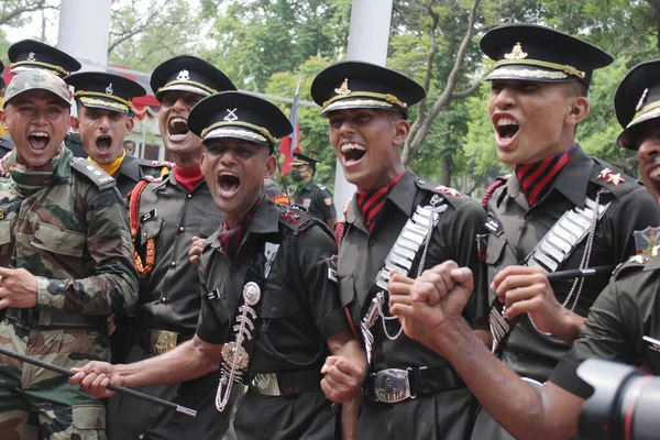 Dehradun Uttarakhand India August 2020 印度陆军学员在印度军事学院Dehradun举行毕业典礼后举行庆祝活动 五到七名警察在镜头前欢呼 — 图库照片