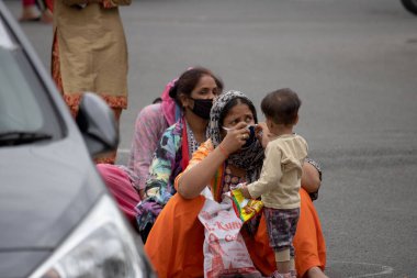 Dehradun, Uttarakhand / Hindistan - 15 Ağustos 2020: Çocuklu göçmen kadınlar.