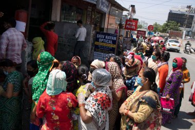 Dehradun, Uttarakhand / Hindistan - 15 Ağustos 2020: Koronavirüs durumu sırasında kadınlar yolda toplandı, sosyal uzaklık kuralını terk ettiler.