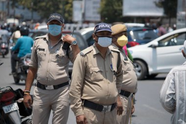 Dehradun, Uttarakhand / Hindistan - 15 Ağustos 2020: Covid19 sırasında görevli polis memurları, yüz maskesi takıyorlardı.