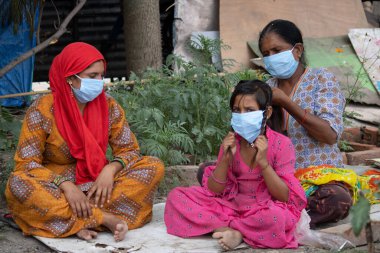 Dehradun, Uttarakhand / Hindistan - 15 Ağustos 2020: Yüzü maskeli iki kadın ve bir kız çocuğu.