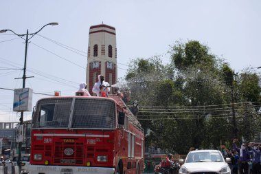 Dehradun, Uttarakhand / Hindistan - 15 Ağustos 2020: polis korona virüs enfeksiyonunu kontrol altına almak için araç ve binaları dezenfekte etti.