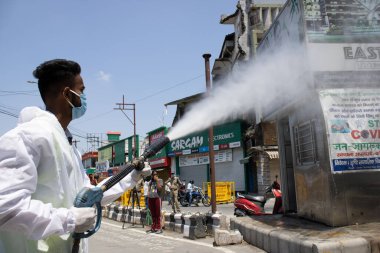 Dehradun, Uttarakhand / Hindistan - 15 Ağustos 2020: polis korona virüs enfeksiyonunu kontrol altına almak için araç ve binaları dezenfekte etti.