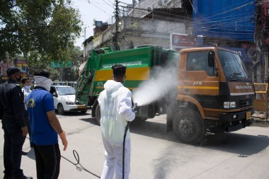 Dehradun, Uttarakhand / Hindistan - 15 Ağustos 2020: polis korona virüs enfeksiyonunu kontrol altına almak için araç ve binaları dezenfekte etti.