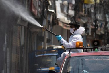 Dehradun, Uttarakhand / Hindistan - 15 Ağustos 2020: polis korona virüs enfeksiyonunu kontrol altına almak için araç ve binaları dezenfekte etti.