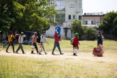 Dehradun, Uttarakhand / Hindistan - 01 Ağustos 2020: Corona virüsü nedeniyle farklı eyaletlerden evlerine dönen göçmenler.