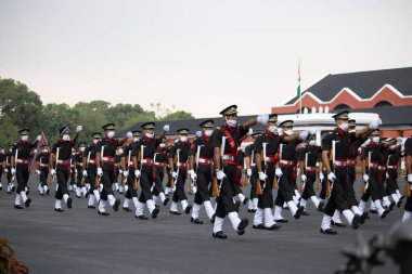 Dehradun, Uttarakhand / Hindistan - Ağustos 01: 2020: IMA Bayıltma Yürüyüşü COVID-19 gölgesi altında gerçekleşti, öğrenciler sosyal mesafeyi koruyor .