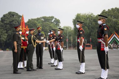 Dehradun, Uttarakhand / Hindistan - Ağustos 01: 2020: IMA Bayıltma Yürüyüşü COVID-19 gölgesi altında gerçekleşti, öğrenciler sosyal mesafeyi koruyor .