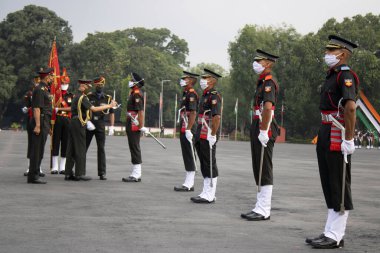 Dehradun, Uttarakhand / Hindistan - 15 Ağustos 2020: IMA boru hattı seremonisi covid 19 salgını altında, öğrenciler maske takıyor ve sosyal mesafeyi koruyorlar.