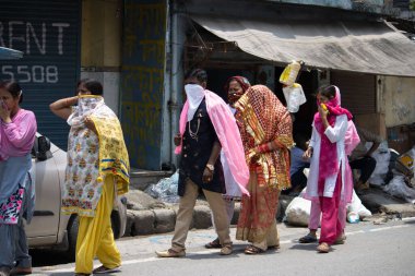 Dehradun, Uttarakhand / Hindistan - 15 Ağustos 2020: Yeni evli bir çift covid 19 salgınında, yüzlerini kapatıyorlar.