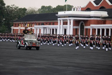 Dehradun, Uttarakhand / Hindistan - 15 Ağustos 2020: IMA COVID-19 Gölgesi Altında Geçit Töreni, öğrenciler maske takıyor.