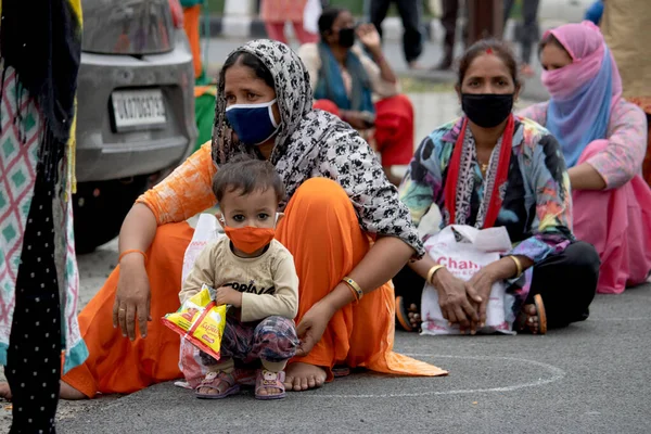 Dehradun, Uttarakhand / Hindistan - 15 Ağustos 2020: Çocuklu göçmen kadınlar.