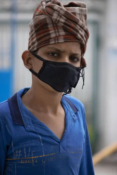 Dehradun, Uttarakhand / Hindistan - 15 Ağustos 2020: Korona virüsüyle savaşmak için yüz maskesi takan erkekler. 