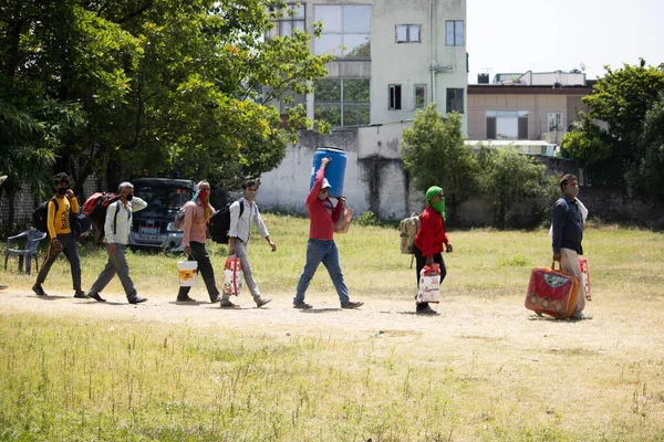 Dehradun, Uttarakhand / Hindistan - 01 Ağustos 2020: Corona virüsü nedeniyle farklı eyaletlerden evlerine dönen göçmenler.
