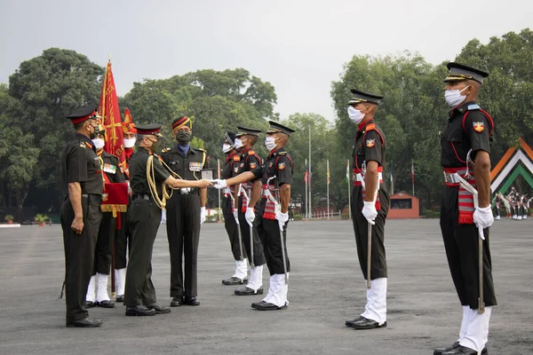 Dehradun, Uttarakhand / Hindistan - 15 Ağustos 2020: IMA boru hattı seremonisi covid 19 salgını altında, öğrenciler maske takıyor ve sosyal mesafeyi koruyorlar.