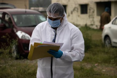 Ehradun, Uttarakhand / India-AUGust 2 2020: Hindistan 'da felaket salgını covid -19 corona virüsü. İnsanlar farklı eyaletlerden, ülkelerden eve dönüyorlar. Doktorlar ve yönetim tarafından termal tarama.