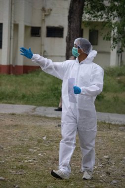 Ehradun, Uttarakhand / India-AUGust 2 2020: Hindistan 'da felaket salgını covid -19 corona virüsü. İnsanlar farklı eyaletlerden, ülkelerden eve dönüyorlar. Doktorlar ve yönetim tarafından termal tarama.