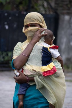 Dehradun, Uttarakhand / Hindistan - 02 Ağustos 2020: Yoksul Hintliler salgın koronavirüs covid-19 nedeniyle maske takarak iş yapıyorlar. 