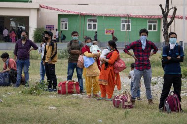 Dehradun, Uttarakhand / India-AUGust 2 2020: Hindistan 'da felaket salgını covid -19 corona virüsü. İnsanlar farklı eyaletlerden, ülkelerden eve dönüyorlar. Doktorlar ve yönetim tarafından termal tarama.