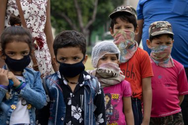 Dehradun, Uttarakhand / India-AUGust 2 2020: Hindistan 'da felaket salgını covid -19 corona virüsü. İnsanlar farklı eyaletlerden, ülkelerden eve dönüyorlar. Doktorlar ve yönetim tarafından termal tarama.