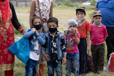 Dehradun, Uttarakhand / India-AUGust 2 2020: Hindistan 'da felaket salgını covid -19 corona virüsü. İnsanlar farklı eyaletlerden, ülkelerden eve dönüyorlar. Doktorlar ve yönetim tarafından termal tarama.