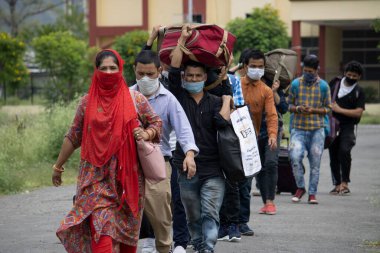 Dehradun, Uttarakhand / India-AUGust 2 2020: Hindistan 'da felaket salgını covid -19 corona virüsü. İnsanlar farklı eyaletlerden, ülkelerden eve dönüyorlar. Doktorlar ve yönetim tarafından termal tarama.
