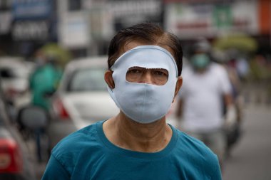 Dehradun, Uttarakhand / Hindistan - 02 Ağustos 2020: Yoksul Hintliler salgın koronavirüs covid-19 nedeniyle maske takarak iş yapıyorlar. 