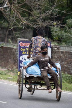 Dehradun, Uttarakhand / Hindistan - 02 Ağustos 2020: Yoksul Hintliler salgın koronavirüs covid-19 nedeniyle maske takarak iş yapıyorlar.