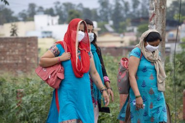 Dehradun, Uttarakhand / Hindistan - 02 Ağustos 2020: Yoksul Hintliler salgın koronavirüs covid-19 nedeniyle maske takarak iş yapıyorlar. 