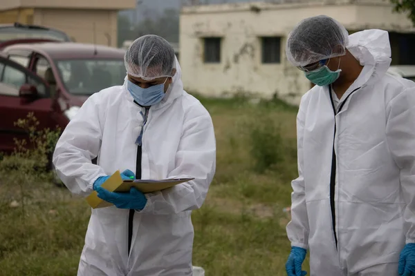 Ehradun, Uttarakhand / India-AUGust 2 2020: Hindistan 'da felaket salgını covid -19 corona virüsü. İnsanlar farklı eyaletlerden, ülkelerden eve dönüyorlar. Doktorlar ve yönetim tarafından termal tarama.