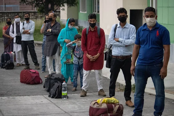 Dehradun, Uttarakhand / India-AUGust 2 2020: Hindistan 'da felaket salgını covid -19 corona virüsü. İnsanlar farklı eyaletlerden, ülkelerden eve dönüyorlar. Doktorlar ve yönetim tarafından termal tarama.