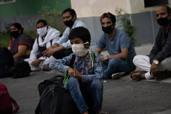Dehradun, Uttarakhand / India-AUGust 2 2020: Hindistan 'da felaket salgını covid -19 corona virüsü. İnsanlar farklı eyaletlerden, ülkelerden eve dönüyorlar. Doktorlar ve yönetim tarafından termal tarama.