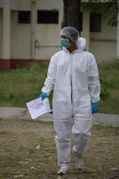 Ehradun, Uttarakhand / India-AUGust 2 2020: Hindistan 'da felaket salgını covid -19 corona virüsü. İnsanlar farklı eyaletlerden, ülkelerden eve dönüyorlar. Doktorlar ve yönetim tarafından termal tarama.