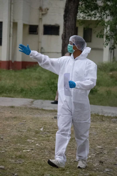 Ehradun, Uttarakhand / India-AUGust 2 2020: Hindistan 'da felaket salgını covid -19 corona virüsü. İnsanlar farklı eyaletlerden, ülkelerden eve dönüyorlar. Doktorlar ve yönetim tarafından termal tarama.